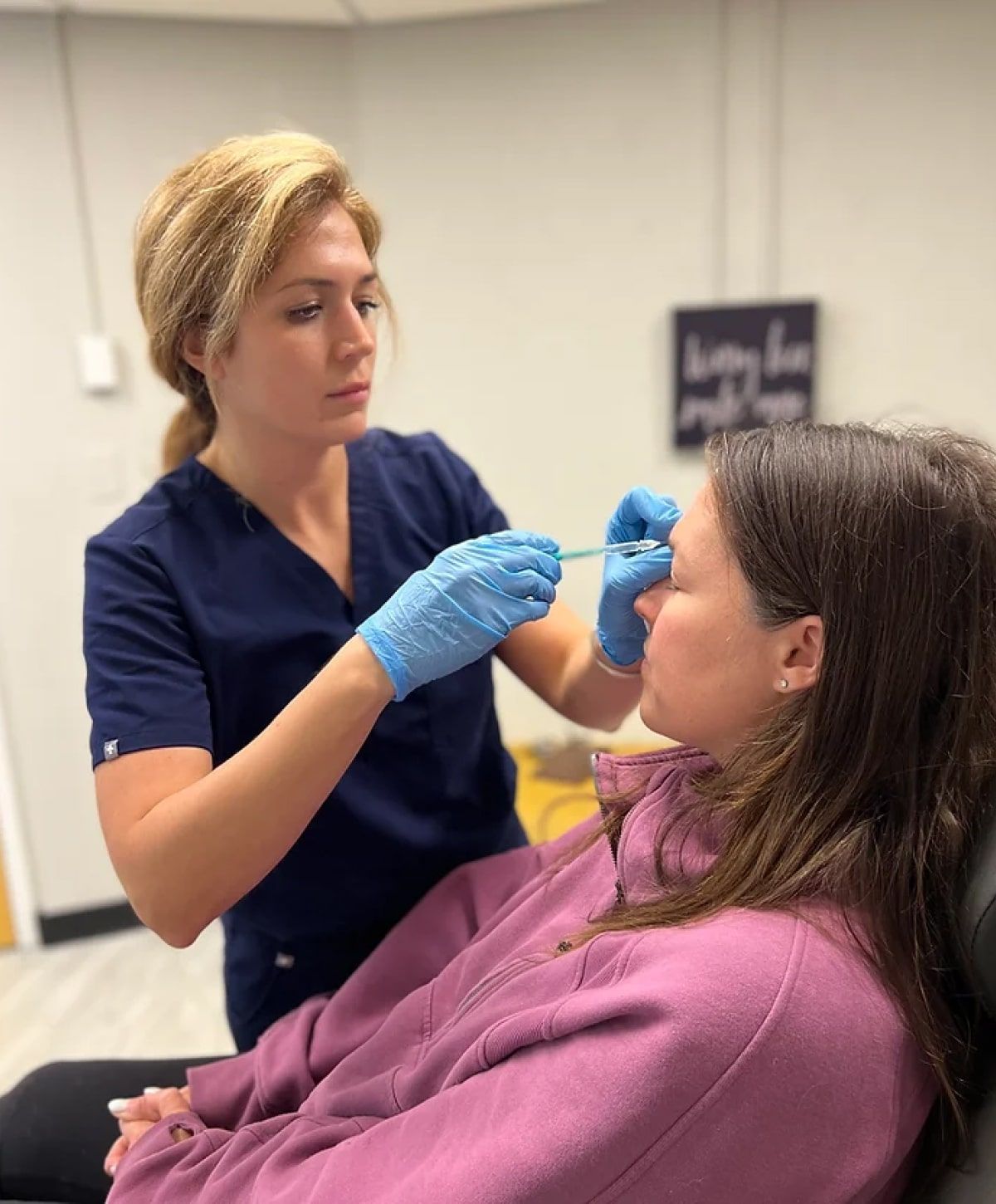 injectables intensified student model giving an injectable to a patient model