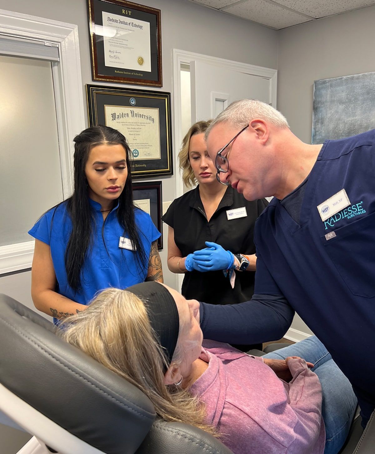 advanced neurotoxins students with their instructor treating a patient model