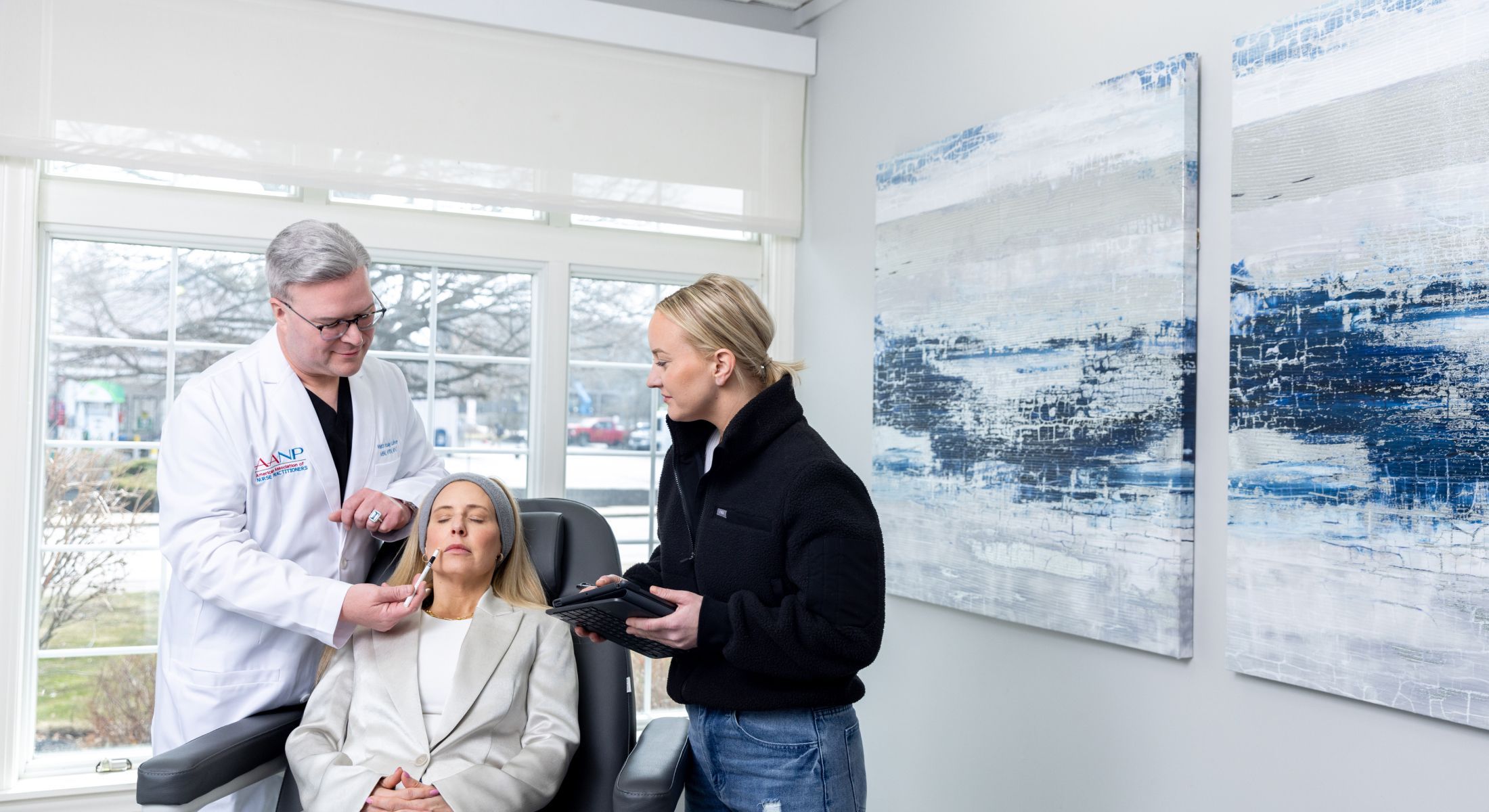 neurotoxin course student model and instructor deliving an injectable to a patient model